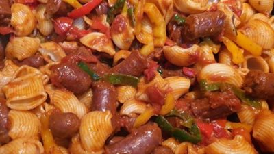 طريقة عمل المكرونة بالسجق في خطوات سريعة ومذاق لا يقاوم 