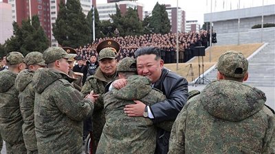 كيم أون يحتفي بنجاح جنود كوريا الشمالية في إزالة الألغام من مقاطعة كورسك الروسية 