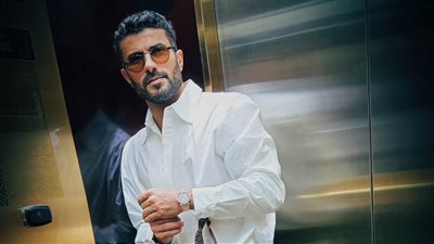 محمد سامي يثير الجدل بملابس غريبة