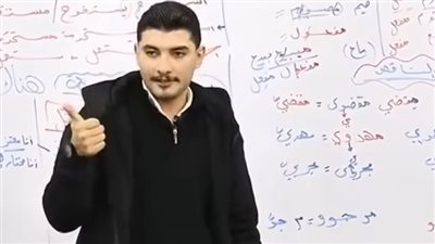 الجيل ده لازم يفوق، مدرس يثير الجدل بمنع دخول الطلبة بالبنطلون المقطع والفتيات بالمكياج (فيديو)