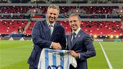 تبادل الهدايا التذكارية بين فلامنجو البرازيلي وبيراميدز قبل مواجهة كأس إنتركونتيننتال (صور) 