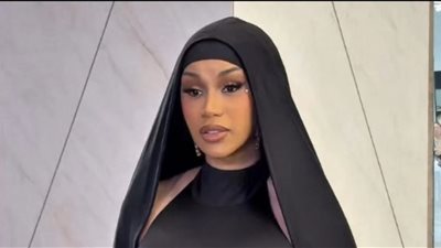 كاردي بي تطلب من جمهورها التوسل إليها لتعود لأمريكا