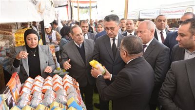 وزير التموين ومحافظ القاهرة يفتتحان سوق 