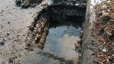 الطرق والنقل بالإسماعيلية تبدأ في أعمال تطهير غرف صرف مياه الأمطار 