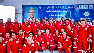 وزير البترول يلتقي العاملين بموقع شركة الحديثة للحفر المصرية بالكويت