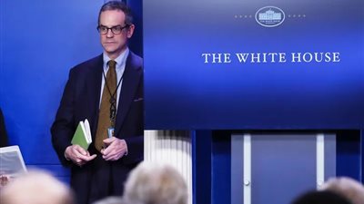 وصفه الإعلام الغربي بالعقل المدبر للأمن القومي الأمريكي، مايكل أنتون زعيم 