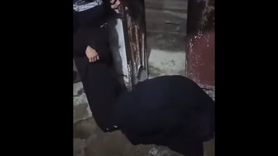 حماة تجبر زوجة ابنها على تقبيل قدمها لتمكينها من رؤية ابنها، والنشطاء: أمر مهين (فيديو)