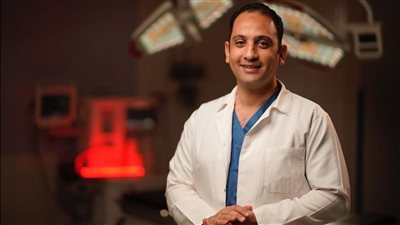 محمود الدسوقي استشاري جراحات اليد المتقدمة ينجح في إعادة  يد عامل  بعد بترها خلال عمله داخل ورشة خراطة 