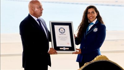 إنجاز عالمي للموانئ المصرية.. كامل الوزير يتسلم شهادة «جينيس» لميناء السخنة كأعمق حوض ميناء مُنشأ على اليابسة بعمق 19 مترًا
