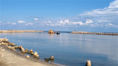 انطلاق أعمال تطوير وتطهير المجرى الملاحي بميناء البرلس بكفر الشيخ (صور)