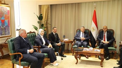 وزير العمل يستقبل وفد لجنة الطاقة والبيئة بمجلس الشيوخ