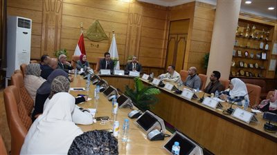 رئيس جامعة بنها يبحث توسيع قاعدة المشاركة في الأنشطة الطلابية 