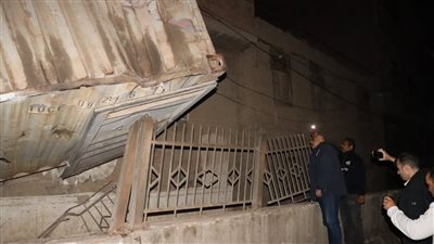 حادث قطار طوخ، المحافظ ومدير الأمن يتابعان سقوط الحاويات والتأكد من سلامة المنازل (صور)