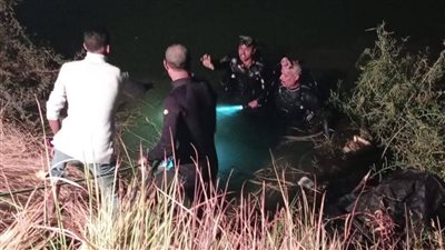 اللحظات الحرجة الأولى، كواليس انتشال ضحايا سقوط ميكروباص في ترعة بقنا (صور)