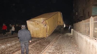 الصلاة خير من الموت.. معجزة تنقذ طالبة بعد اقتحام قطار طوخ غرفة نومها (فيديو)