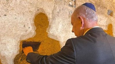 نتنياهو يقتحم ساحة حائط البراق لإحياء عيد الأنوار اليهودي 