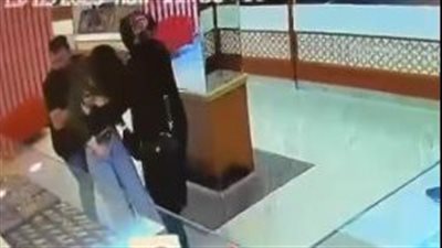 يتجاوز الـ 6 آلاف جنيه، شاهد لحظة إغماء فتاة عند سماعها سعر جرام الذهب