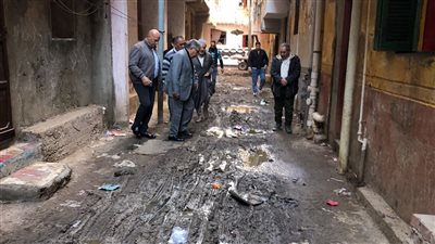 الشوارع غارقة بمياه الصرف الصحي، محافظ الدقهلية يتفقد شوارع قرية دنجواي