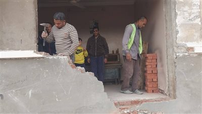 المقاولون العرب تبدأ إصلاح واجهات المنازل المتأثرة بحادث القطار بمدينة طوخ