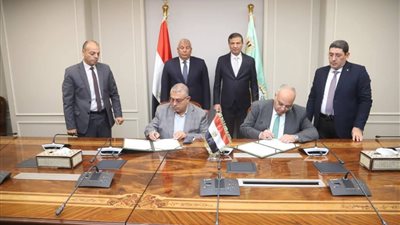 وزير الزراعة ومحافظ الوادي الجديد يشهدان توقيع بروتوكول تعاون لدعم المركز الإقليمي للحرير 