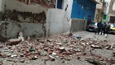تحطم الزجاج الأمامي لسيارة ملاكي إثر انهيار شرفة عقار بالإسكندرية