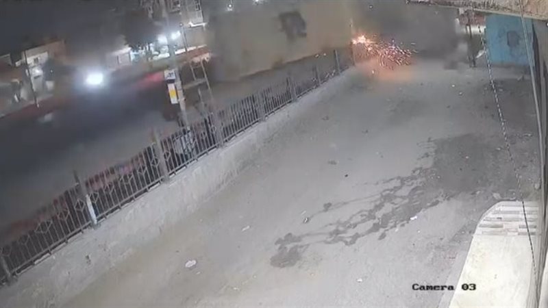 لحظة سقوط حاويات