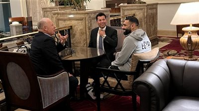 أشرف صبحي وأبو ريدة يجتمعان بـ صلاح ويشعلان حماس منتخب مصر قبل أمم إفريقيا (فيديو وصور)