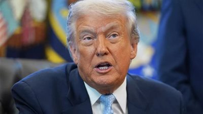 ترامب يفرض حصارا شاملا على فنزويلا ويصف نظام مادورو بـ