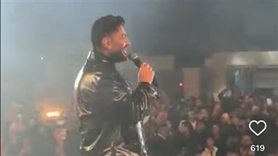 تامر حسني يعود إلى المسرح بعد أزمته الصحية ورد فعل هائل من جمهوره (فيديو)