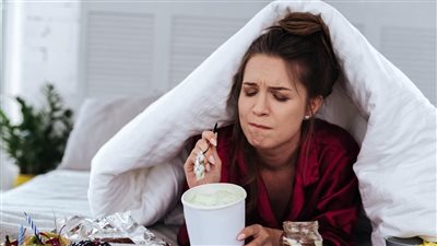 أسباب الأكل العاطفي وطرق مواجهته والتحكم فيه