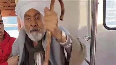 أنتوا ما بتحترموش حد؟! انفعال عجوز صعيدي على فتاة في المترو يثير الجدل (فيديو) 