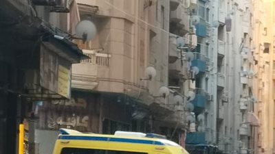 بعد انتهاء معاينة النيابة، نقل جثمان الفنانة نيفين مندور إلى المشرحة بالإسكندرية (صور)