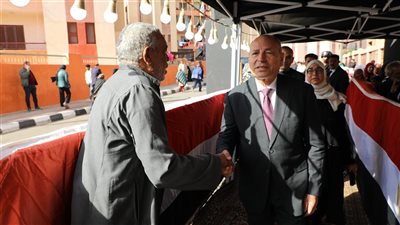 محافظ القاهرة يتفقد عددا من اللجان الانتخابية