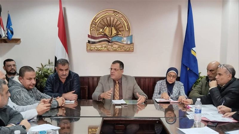 وكل الوزارة يجتمع