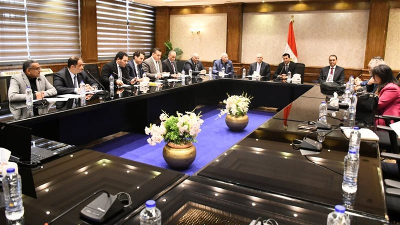 وزير الرياضة مع اللجنة