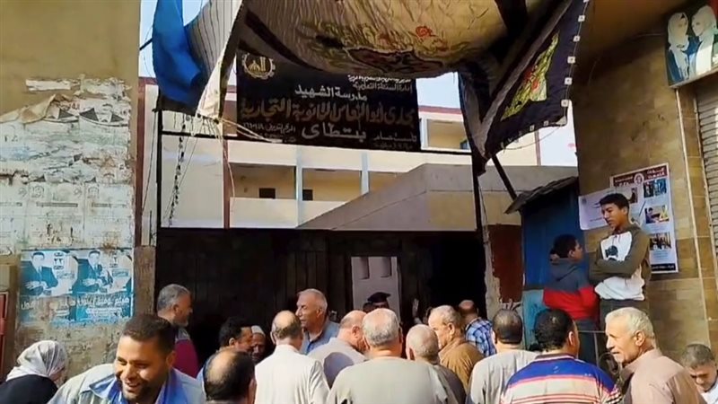 توافد المواطنين على