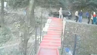 حادث مروع، لحظة تدحرج أتوبيس سياحي من أعلى جبل بالهند وسقوط عشرات الركاب (فيديو)