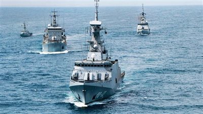 تصعيد بحري قبالة فنزويلا، سفن حربية تحمي ناقلات النفط بعد التهديدات الأمريكية بالحصار