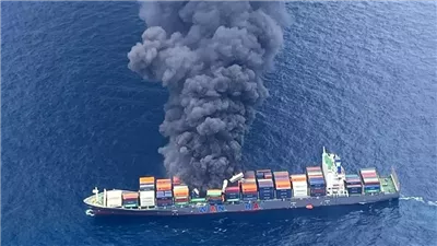 مقتل 3 أشخاص واندلاع نيران في سفينة شحن روسية إثر هجمات أوكرانية
