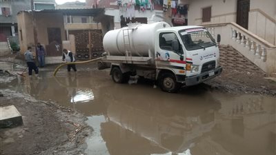 كسح مياه الأمطار وتطهير بيارات الصرف بقرية أبو درة بشبراخيت