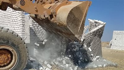 إزالة 3 حالات تعد على الأراضي الزراعية بقرى الفرافرة بالوادي الجديد