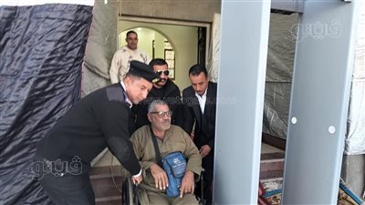 أمن الإسماعيلية يساعد ناخب من ذوى الهمم للوصول إلى مقر لجنته الانتخابية (فيديو)