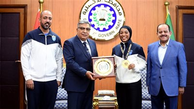 محافظ الدقهلية يكرم اثنين من أبناء المحافظة بطلي العالم في الكاراتيه وكمال الأجسام (صور)