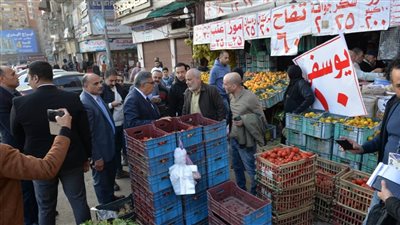 محافظ الدقهلية لصاحب محل فاكهة: هوفرلك مكان بالمعرض الدائم وعايز أضرب بيك الأسعار لصالح المواطن 