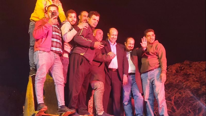 مرشح يحتفل بفوزه