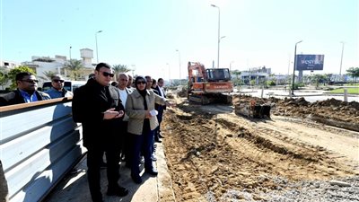 وزير الإسكان يتفقد تطوير الطرق والمحاور بالشيخ زايد