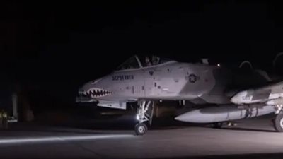 لحظة انطلاق المقاتلات الأمريكية لضرب مواقع داعش في سوريا (فيديو)