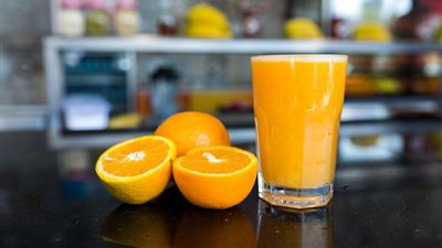 ماذا يحدث لأعراض نزلات البرد عند شرب عصير البرتقال؟
