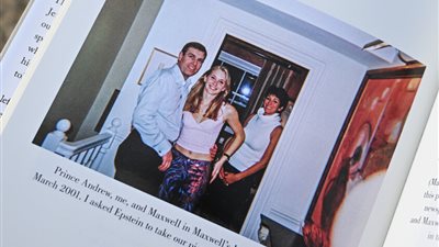 ملفات إبستين تكشف الأمير أندرو بين أحضان 5 نساء وصورة لم تر من قبل