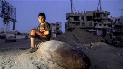 بعد استشهاد طفل، تحذيرات من انفجار أجسام مشبوهة من مخلفات الحرب بغزة